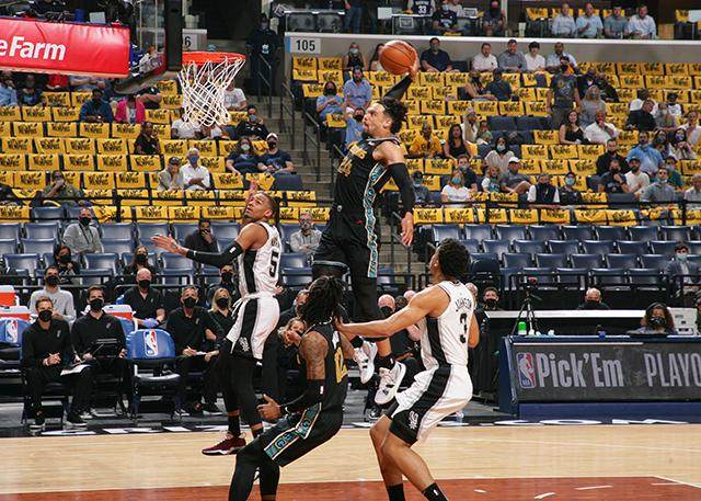 leyu直播-【观察】连续2年无缘季后赛 废墟之中，马刺苦等光明