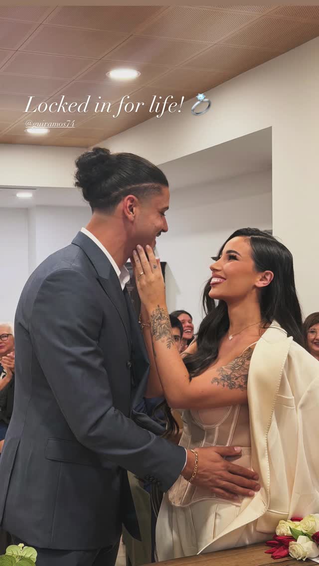 乐鱼体育-恭喜❤️国安28岁外援拉莫斯与妻子完婚甜蜜拥吻，宝宝刚满6个月